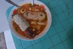 Seblak-Fleischbällchensauce mit großer Hummerfüllung foto