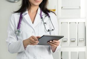 Ärztin hält Tablette PC foto