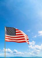 Flagge der Vereinigten Staaten von Amerika weht im Sommertag mit blauem Himmel foto