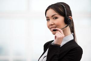 asiatische Call-Center-Betreiberin mit Kopfhörern foto