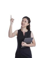 asiatische Geschäftsfrau Geste attraktiv unter Verwendung einer Tablette lächelnd