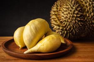 durian, könig der tropischen früchte in südostasien, thailand. beliebtes obstfrischdessert in thailand serviert. seine Frucht süß, buttrig in der Textur, sehr wenig Saft. Durian hat einen bekanntermaßen starken Geruch foto