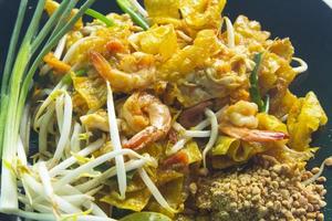 pad thai mit frischen garnelen ist ein beliebtes thailändisches essen bei menschen auf der ganzen welt und bei touristen, die thailand besuchen. Es ist süß, leicht zu essen, nicht scharf, gut für die Gesundheit und den Körper und berühmt. foto