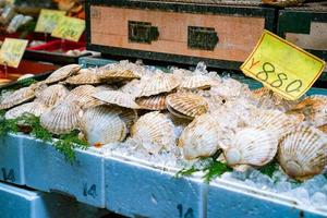 frische Schalentiere am Fischmarkt, Japan. foto