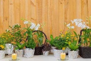 Blumen schmücken den langen Esstisch im Luxus-Relax-Event mit Holzplattenhintergrund. foto