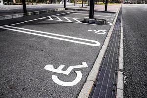 Reservierter Parkplatz für Menschen mit Behinderungen im japanischen Autohausbereich. foto