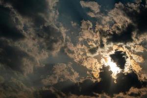 hilight goldenes Licht im Himmelsreflex zur Wolke. foto