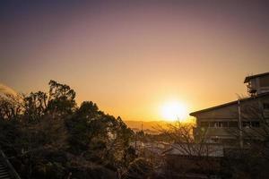 Blick auf den Sonnenuntergang vom Kiyomizu-Dera-Tempel am 2. März 2018, Kyoto, Japan. foto