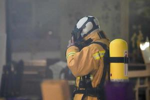 Feuerwehrmann im Dienst mit ihrer gelben Uniform. foto