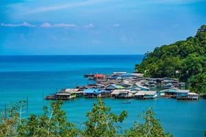 Fischerdorf aus der Vogelperspektive bei Koh Kood, südöstlich von Thailand. foto