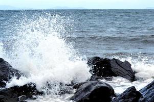 schönes romantisches Foto, Küste am Strand. entspannende Meereslandschaft. Wellen mit Schaum auf dem Meer. Sommer sonniger Tag. Urlaubsstimmung. schöne Landschaft. Natur Hintergrund. foto