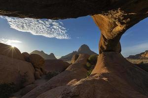 Sun Starburst über roten Granitfelsen foto