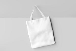 leere weiße Stofftasche zum Einkaufen isoliert foto