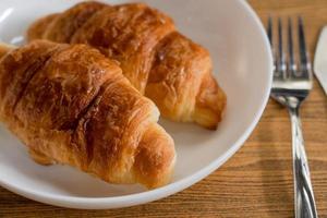 Nahaufnahme von Croissants, die zum Frühstück auf dem Tisch im Restaurant serviert werden foto