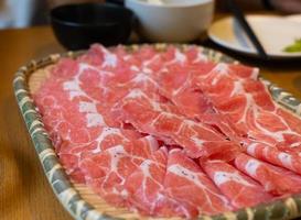 Nahaufnahme von frischem rohem Prok, der sich auf das Kochen von Sukiyaki vorbereitet foto