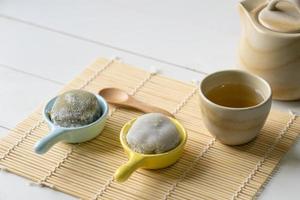 Heißer grüner Tee serviert mit Daifuku auf dem Tisch im Restaurant. japanisches lebensmittelkonzept foto