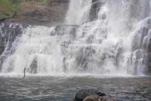 Blick von unten auf den als Veu de Noiva bekannten Wasserfall entlang des Weges in Indien in der Nähe von Formosa, Goias, Brasilien foto