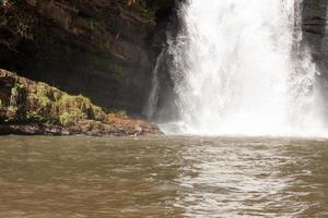 der wunderschöne indaia wasserfall einer von sieben wasserfällen entlang des weges in indaia in der nähe von planaltina und formosa, goias, brasilien foto