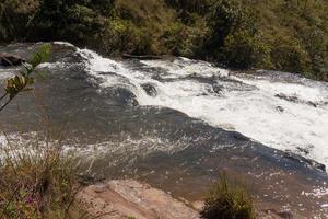 die draufsicht des wasserfalls 3 buritis entlang des weges in indaia in der nähe von planaltina und formosa, goias, brasilien foto