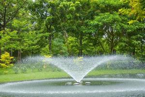 Springbrunnen in einem wunderschönen Garten in einem Süßwasserteich und Chatuchak-Gartenblick. foto