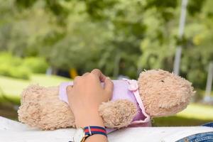 Teddybär, der auf dem Mädchen schläft foto