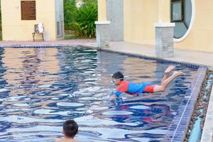 Die Kinder spielen im Pool und genießen. foto