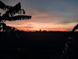 Der Sonnenuntergang am Nachmittag ist wunderschön, der Himmel ist rotglühend. foto