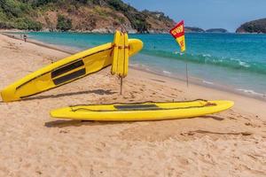 Rettungssurfbrett am Strand. foto