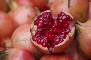 roter Granatapfel.punica granatum. Es ist ein fruchttragender Laubstrauch aus der Familie der Lythraceae, Unterfamilie der Punicoideae foto