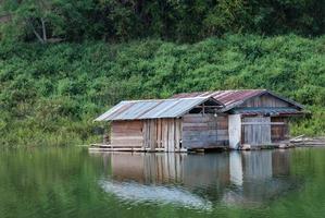 Holzhaus am Fluss in Thailand foto