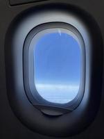 Flugzeugfenster mit blauem Himmel. foto