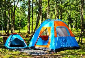 zwei blaue Zelte auf dem Campingplatz foto