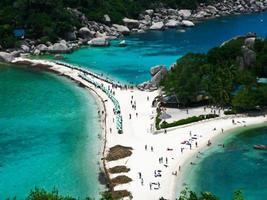 Das blaue Meer mit Strand und Felsen, Insel Nang Yuan, Surat Thani, Thailand foto