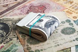 Geldkonzept, altes russisches Geld und Dollar
