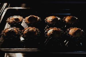 Lecker fluffige Muffins im heißen Ofen foto