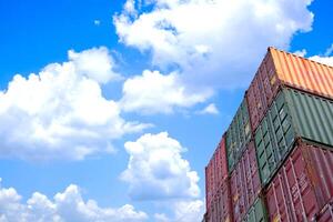 Hoch oben anzeigen industrielle Containerlagerung im Lagerterminal zum Verpacken von Produkten für den Transport auf blauem Himmelshintergrund Import und Export beim Versand foto