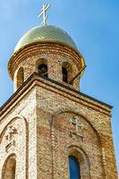 christliches Kirchenkreuz im hohen Kirchturm zum Gebet foto