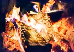 schöner alter kamin mit leichtem flammenfeuer zum heizen des gebäuderaums foto