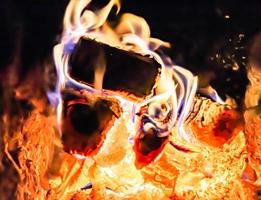 schöner alter kamin mit leichtem flammenfeuer zum heizen des gebäuderaums foto