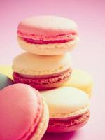 bunte Pastellmakronen im Vintage-Stil. süße macarons mit pastellfarben. foto