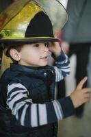 kleiner Junge im Feuerwehrhelm foto