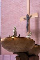 Taufbecken mit Blumen in der Kirche foto