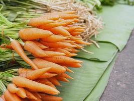 Nahaufnahme von frischen Bio-Karotten zum Verkauf auf dem Markt foto