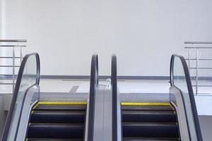 Leere Rolltreppen im Krankenhaus foto