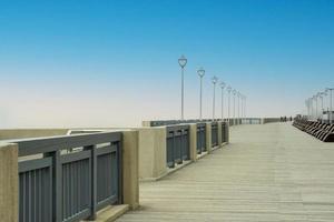 leere Strandpromenade in Erwartung der Ferienzeit foto