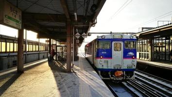 chitose station, hokkaido, japan-november 25'2017 - das bild des chitose stationbereichs. foto