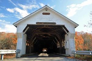 überdachte Brücke von Vermont im Herbst foto