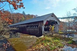 überdachte Brücke von Vermont im Herbst foto