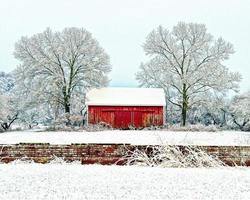 Rote Scheune im Schnee im Winter foto
