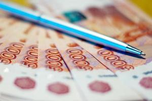 russisches Geld und Stift foto